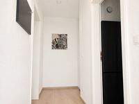 Ansicht zum Eingang - Schlafzimmer1 (links) - Küche (rechts)