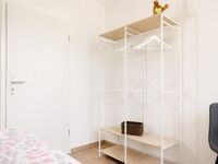 Schlafzimmer1 - Kleiderregal mit Stauraum und Kleiderbügel