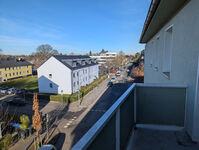 Balkonblick zum Charleviller Platz mit vielen kostenlosen Parkmöglichkeiten.