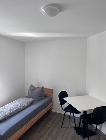 Schlafzimmer mit Arbeitstisch