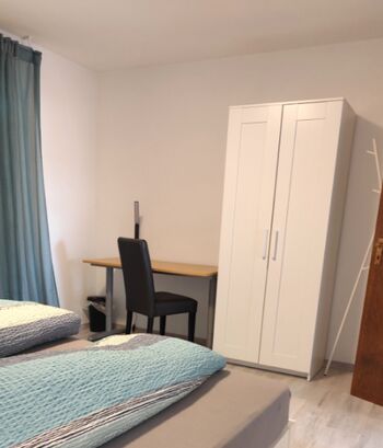 Doppelzimmer mit Zugang zum Balkon