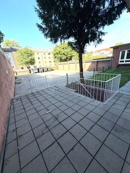 Terrasse und Parkplätze