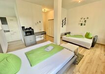 Apartment mit Küche, Bett und Schlafcouch