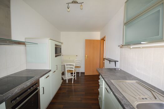 Tisch und Sitzmöglichkeit in Küche