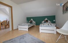 Schlafzimmer 3 mit zwei Einzelbetten, Sitzecke und Smart TV