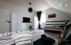 Schlafzimmer 2 mit zwei Einzelbetten, Sitzecke und Smart TV