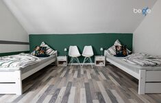 Schlafzimmer 2 mit zwei Einzelbetten, Sitzecke und Smart TV