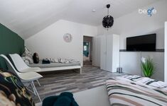Schlafzimmer 2 mit zwei Einzelbetten, Sitzecke und Smart TV