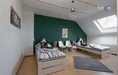 Schlafzimmer 1 mit zwei Einzelbetten, Sitzecke und Smart TV