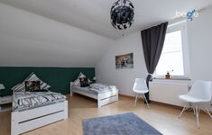Schlafzimmer 3 mit zwei Einzelbetten, Sitzecke und Smart TV