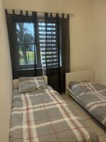 Monteurunterkunft / Beherbergung – Komplett ausgestattete Einheit für bis zu 8 Personen Wir bieten eine vollständig ausgestattete Beherbergung in Form einer abgeschlossenen Wohneinheit – ideal für Monteure, Firmen und Geschäftsreisende mit bis zu 8 Personen. Die Unterkunft verfügt über mehrere Zimmer, die flexibel als Einzel- oder Doppelzimmer gebucht werden können. Alle Schlafplätze sind mit komfortablen Einzelbetten ausgestattet und sorgen für erholsamen Schlaf. Zur Ausstattung gehören:	•	Voll ausgestattete Küche mit allen notwendigen Geräten und Utensilien	•	1 Badezimmer	•	WLAN	•	Waschmaschine & Trockner	•	Ausreichend Stauraum Die Beherbergung ist gepflegt, funktional eingerichtet und optimal für kurz- sowie langfristige Aufenthalte geeignet. Highlights:	•	Abgeschlossene Wohneinheit	•	Platz für bis zu 8 Personen	•	Einzel- und Doppelzimmer buchbar	•	Ausschließlich Einzelbetten	•	Ideal für Monteure und Firmen Wir freuen uns auf Ihre Anfrage!