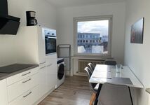 Jedes Apartment im Haus hat diese Küche vollausgestattet - mit Geschirrspüler und Backofen. Zusätzlich verfügt jedes Apartment über eine eigene Waschmaschine.