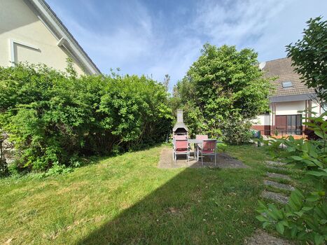 Im schönen, großzügigen Garten steht Ihnen auch eine Grillmöglichkeit zur Verfügung! / The beautiful, spacious garden also offers a barbecue area for your use!