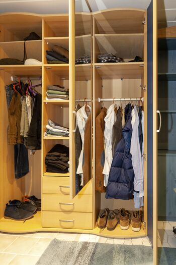 Kleiderschrank ohne Inhalt