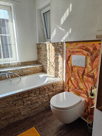 Badezimmer mit Badewanne, Dusche und Toilette