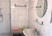 Badezimmer mit Dusche und WC