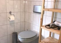 Badezimmer mit Dusche und WC