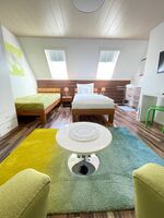 Zimmer 1 🥰 in der 1. Etage mit Waschbecken, eigenes WC im EG