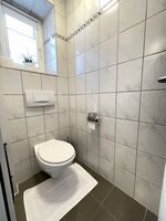 eigenes WC zu Zimmer 1