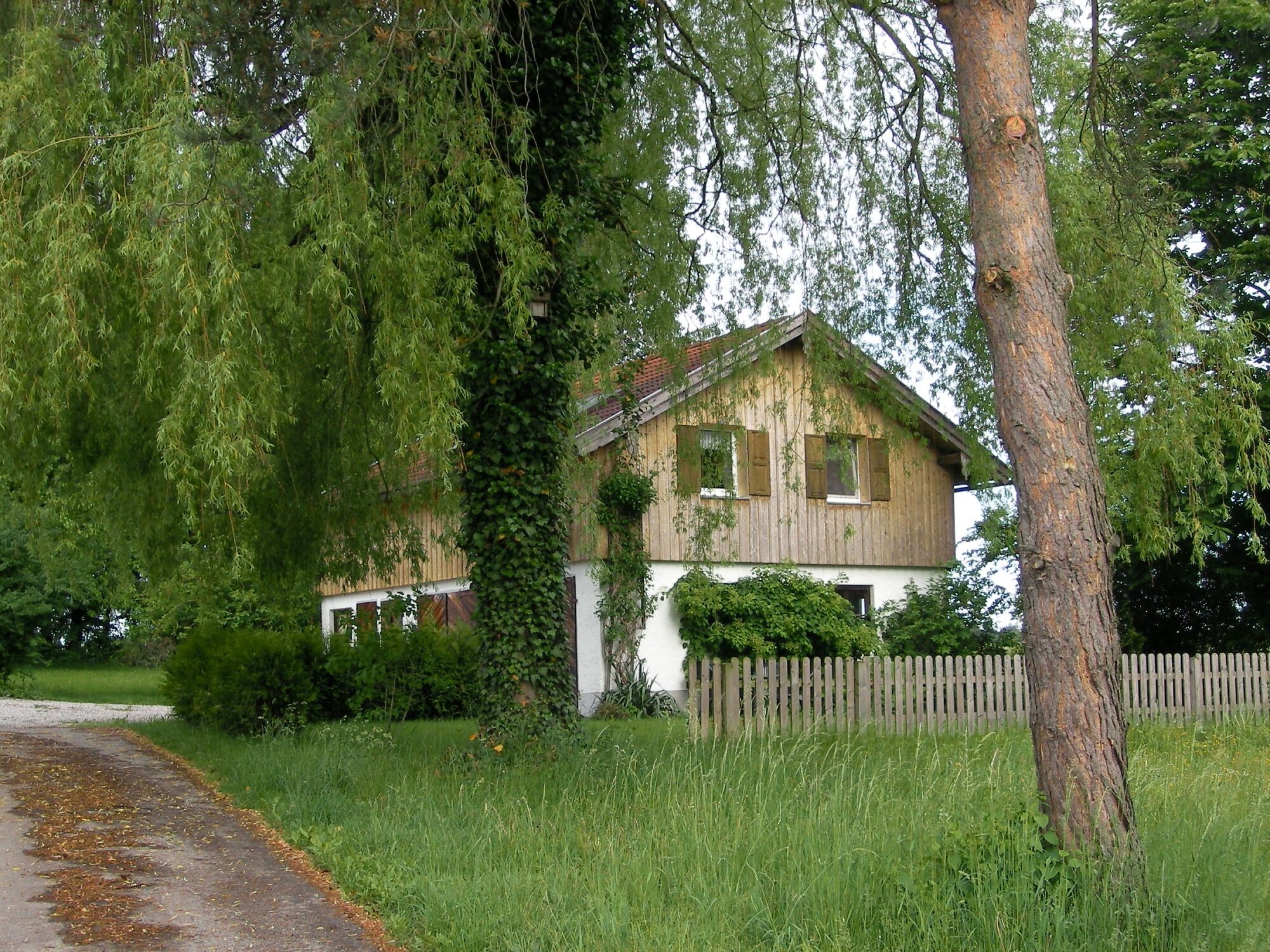Nebengebäude mit Monteurwohnung im 1. Stock.