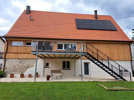 Gustavhaus mit Balkon und Zugang zum Garten