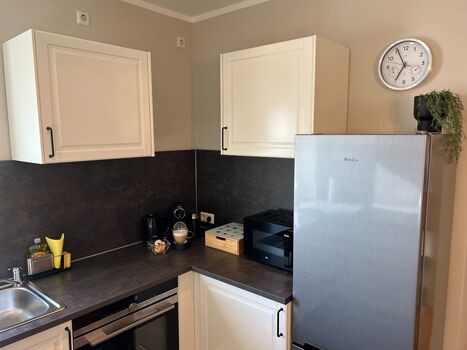 Küche mit Nespresso Kaffee Maschine und Mikrowelle