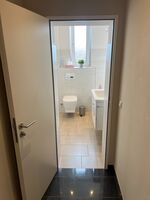 2 Badezimmer mit Badewanne