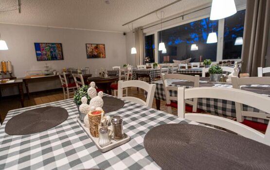 Gemeinschaftsraum mit Sitzplätzen