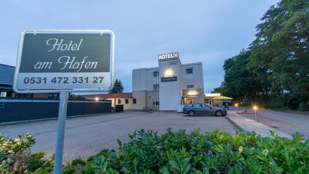 Hoteleingang, kostenfreier Hotelparkplatz