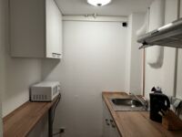 Gemeinschaftsküche mit Kühlschrank + Gefrierfach, Mikrowelle, Herd, Wasserkocher