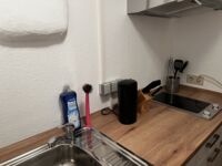 Küche mit Spül- und Reinigungsmittel, Messer, Kochutensilien