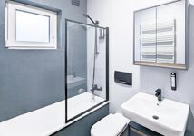 Badezimmer mit Vollbad und Waschmaschine / Bathroom