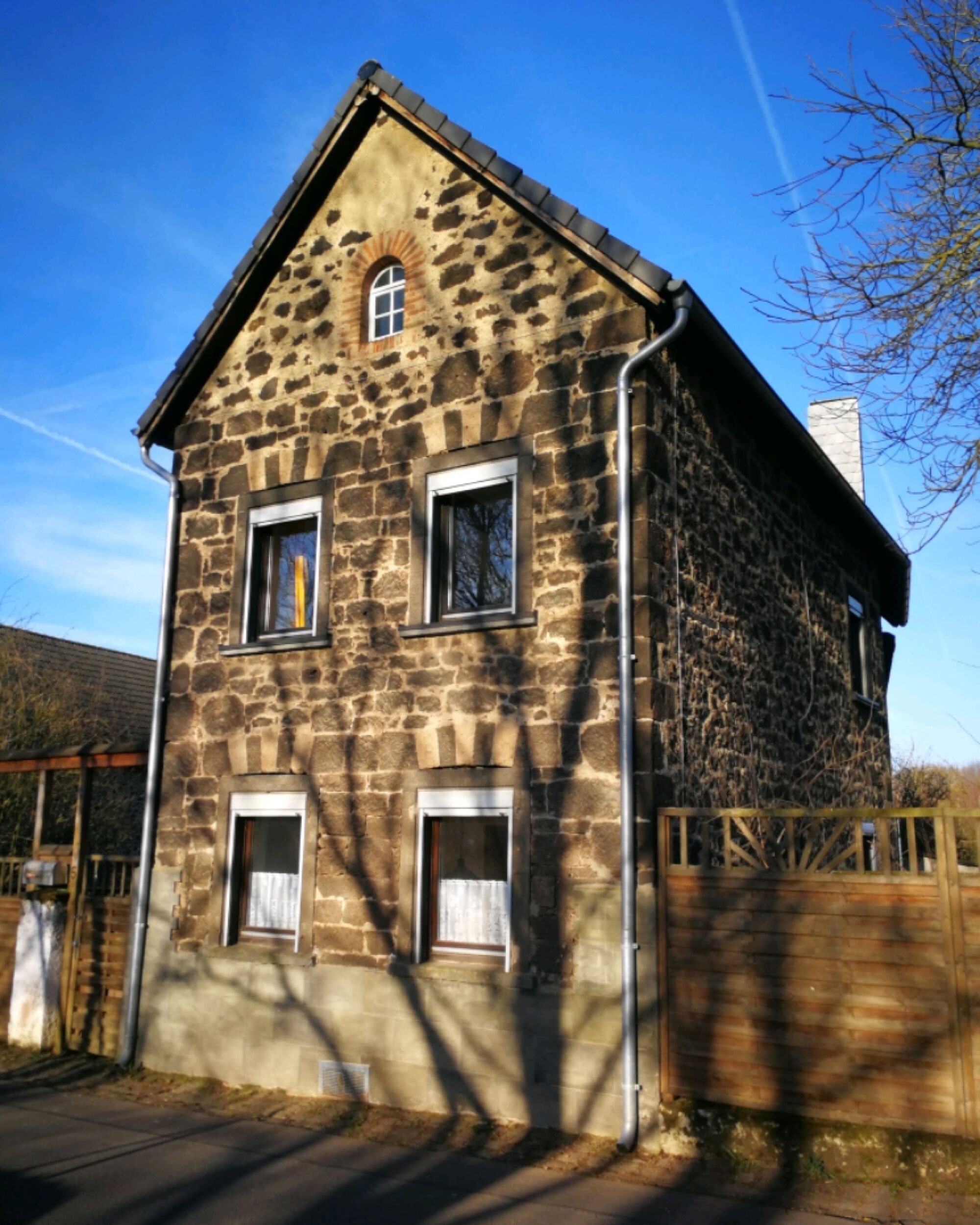 Alte Schule von der Straße aus gesehen