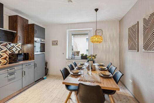 große Küche mit großen Essbereich