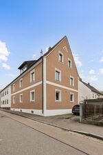 Aussenbereich mit großen Parkplatz