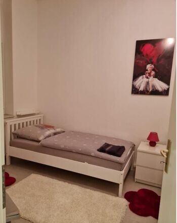 Wohnung 1: 2 Einzelbetten + 1 Doppelbett (Schlafzimmer 2)