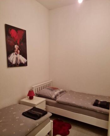 Wohnung 1: 2 Einzelbetten + 1 Doppelbett (Schlafzimmer 2)