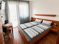 Gepflegtes Gästezimmer (Hotel) mit eigenem Bad, WLAN und Parkplatz Bild 1