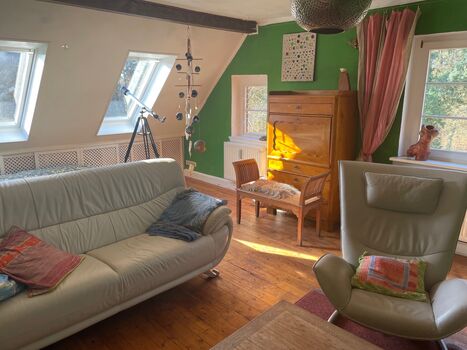 1. Schlafzimmer mit Doppelbett, Sofa, Sessel, Tisch, Sekretär und Fernseher