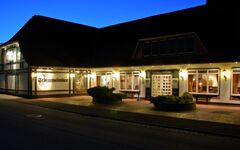 Restauranteingang bei Nacht