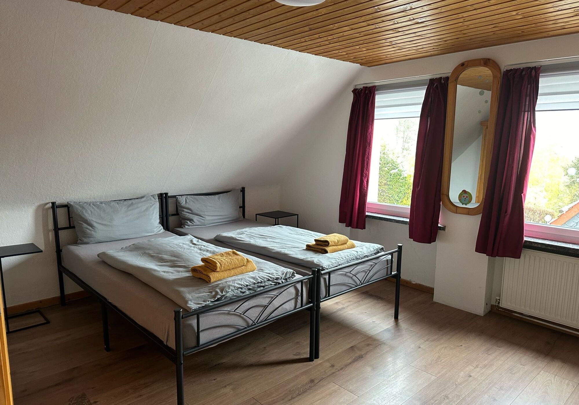 Schlafzimmer mit 2 Einzelbetten