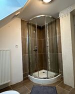 Badezimmer mit Dusche und Lüftung