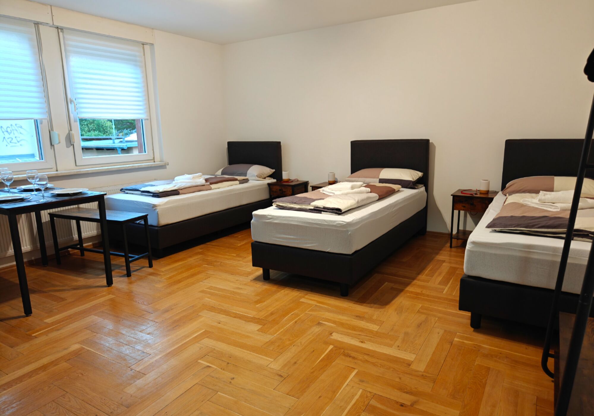 Zimmer 2: 3 hochwertige Boxspringbetten und 2 Kleiderstangen