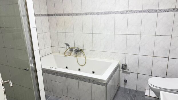 Große Wohnung mit Garten Bild 5