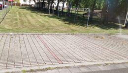 PKW-Stellplatz hinter dem Wohnhaus Parkplatznummer 25 und 26