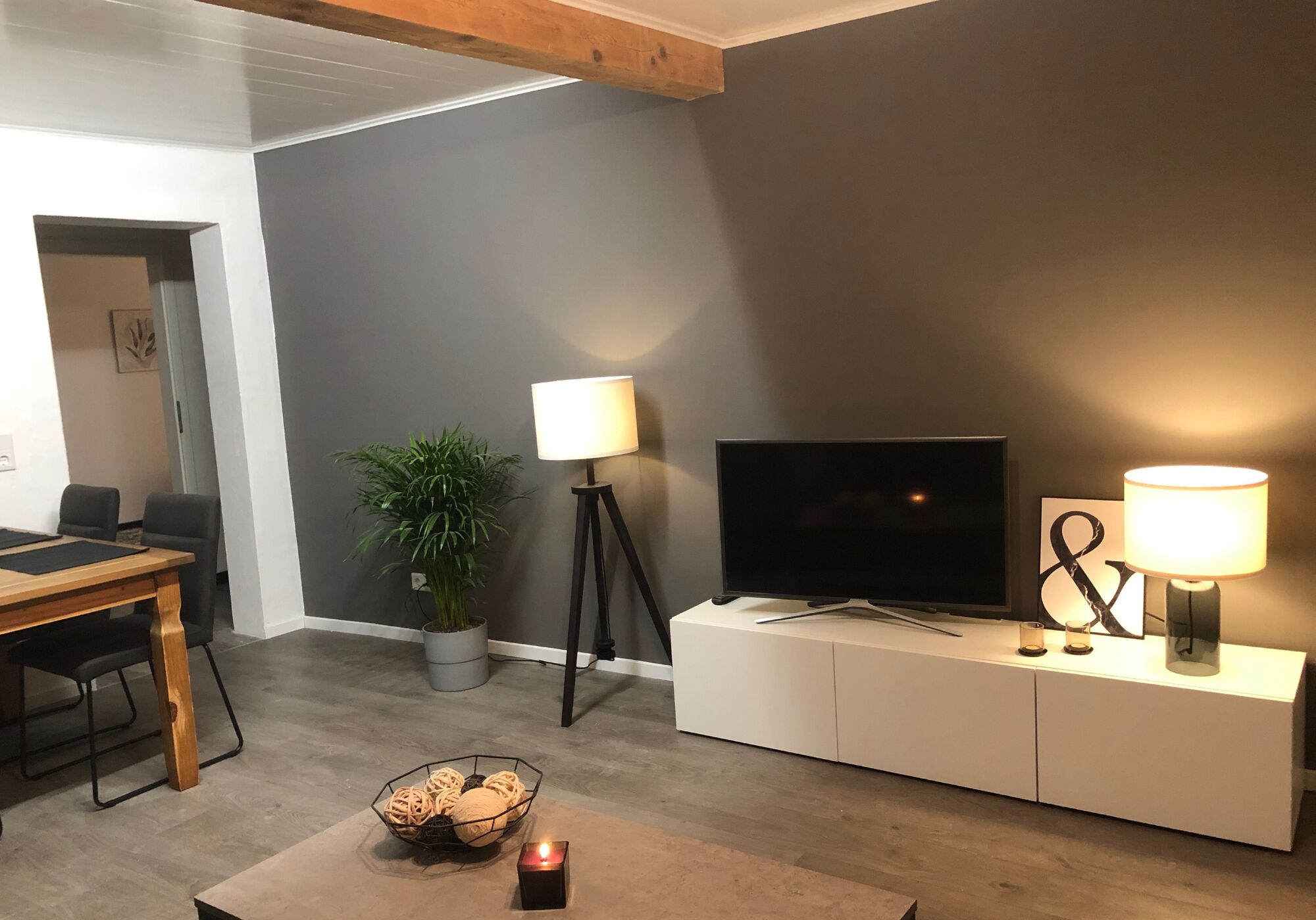 Wohnzimmer mit TV, Netflix und WLAN.