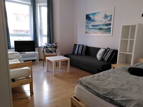 2-Bett-Zimmer mit Schlafsofa und Fernseher