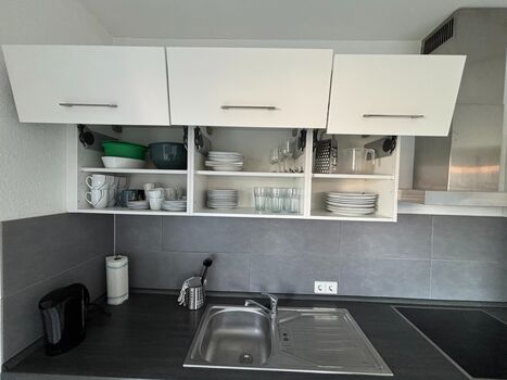 Spüle und Geschirr schickes Apartment