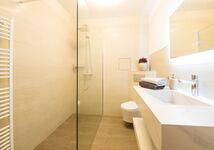 Badezimmer mit Walk in Dusche