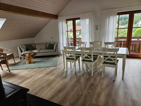 Großes Wohnzimmer mit Essbereich 